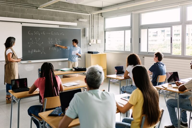 Docentes trabajando en el aula