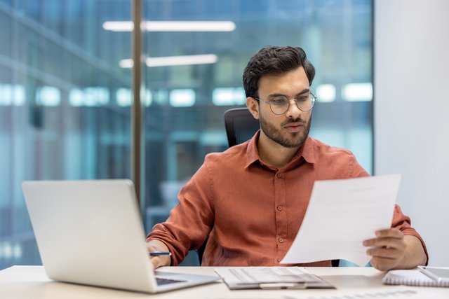 Un facilitador procesal diseñando ajustes de procedimiento