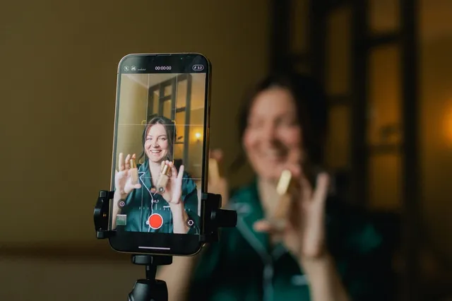 mujer creando contenido sobre maquillaje en formato vídeo