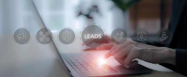 Profesional trabajando en ordenador con iconos relacionados a la captaci&oacute;n de leads: altavoz, usuarios, im&aacute;n, herramientas, nurturing y en medio el texto LEADS