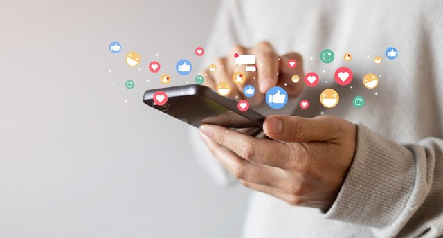 persona generando engagement en redes sociales