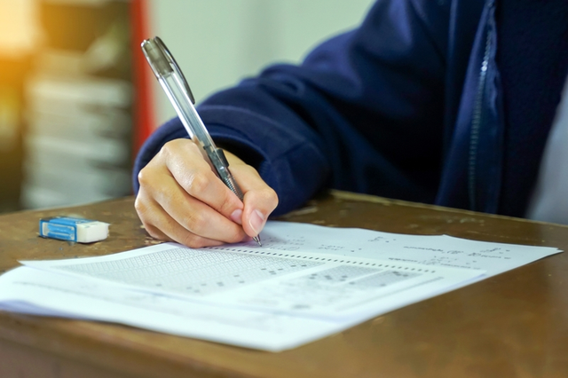 Estudiante realizando una evaluación educativa