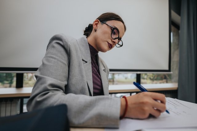Estudiante dando el examen de acceso de abogacía