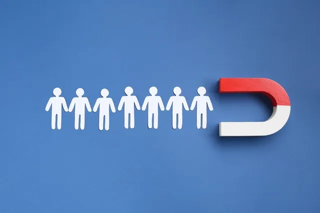 imán que atrae figuras humanas simulando la implementación de lead magnet