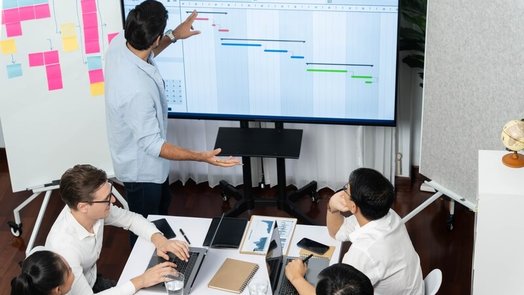 Grupo de personas trabajando en la gestión de un proyecto