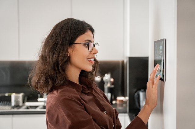 Mujer disfrutando de los beneficios de la domótica en su casa inteligente