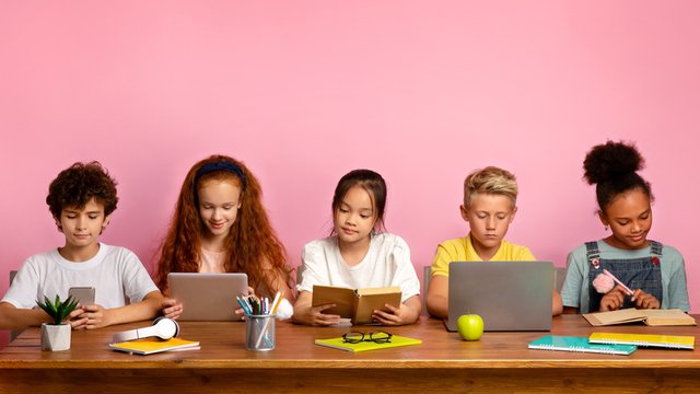 Niños aprendiendo de diferentes formas