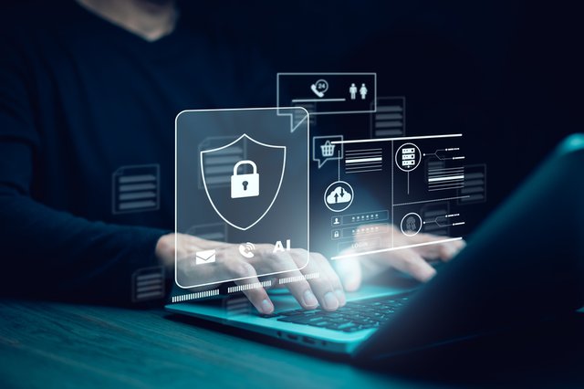 ordenador con símbolos de tecnologías y seguridad de la información