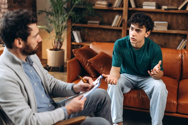 Un psic&oacute;logo conversando con su paciente