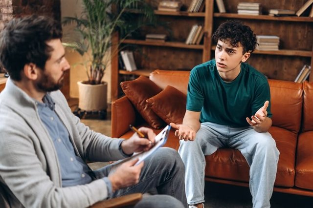 Un psicólogo conversando con su paciente