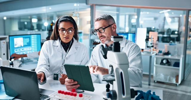 Personas trabajando aplicando el método científico