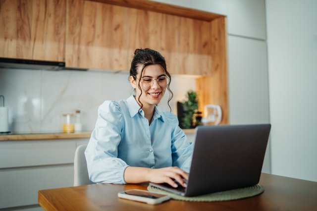 Mujer trabajando en tareas de marketing digital en su ordenador