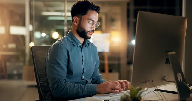Hombre Compliance Officer trabajando en su ordenador
