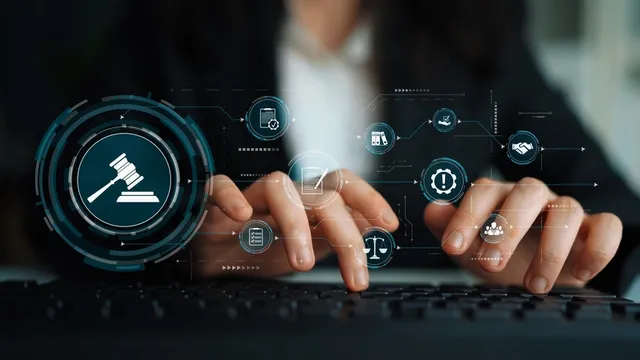 Concepto visual del derecho al olvido en la era digital, con un icono de justicia sobre un fondo tecnológico.