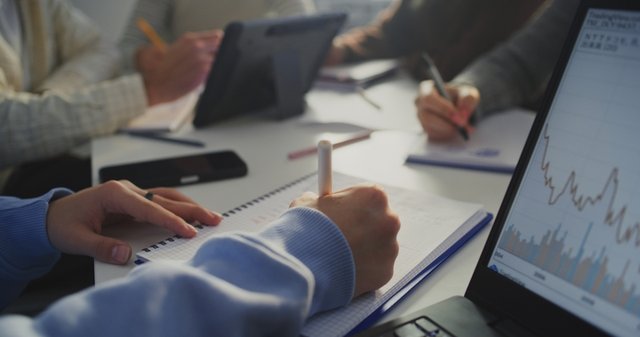 Estudiantes aprendiendo en portatil