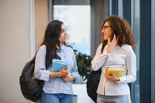 Estudiantes universitarios conversando
