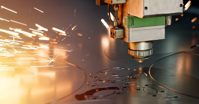 máquina de automatización industrial creando una pieza