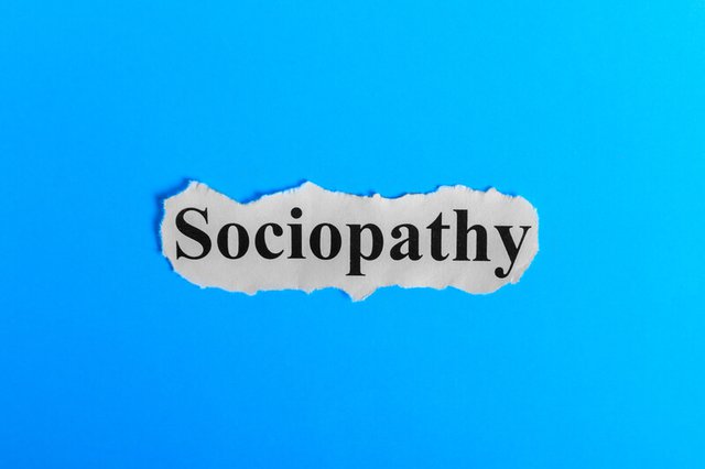 Papel rasgado mostrando la palabra "sociopathy" en el interior