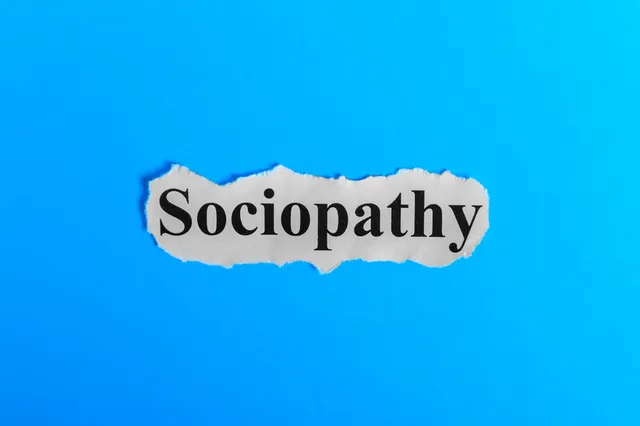 Papel rasgado mostrando la palabra "sociopathy" en el interior