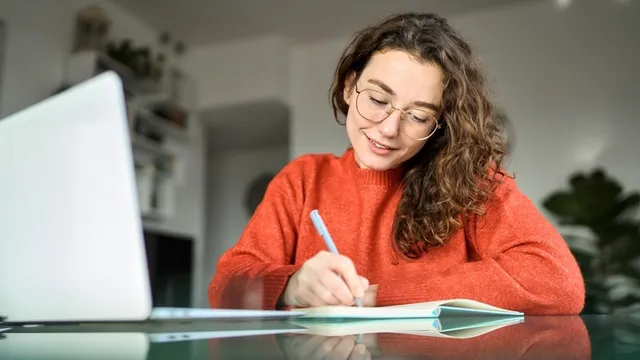 chica usa ordenador portátil para estudiar o trabajar desde casa