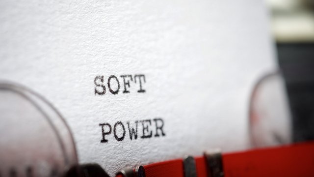 la frase “soft power” escrita en mayúsculas con una máquina de escribir