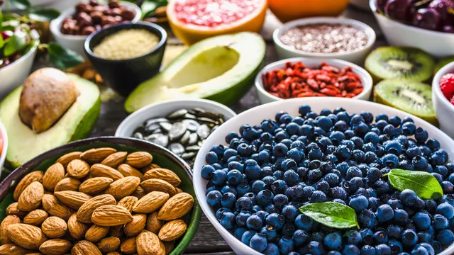 mesa repleta de alimentos saludables