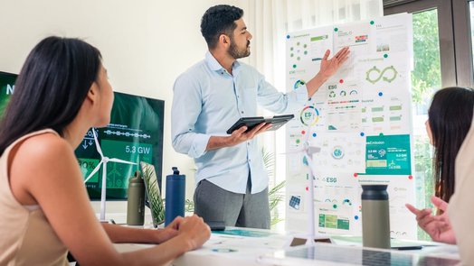 equipo de trabajo presentando un informe sobre sostenibilidad empresarial