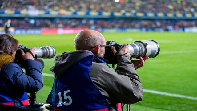 How do I become a sports photographer?