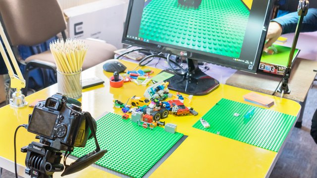 ejemplo de stop motion con piezas de lego para crear animaciones usando una cámara