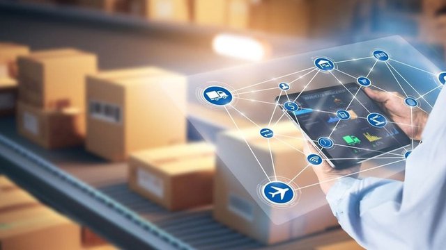 imagen de un supply chain manager manejando una tablet