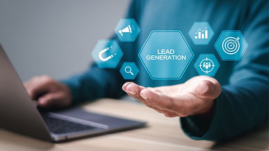 Manos mostrando varias herramientas de Lead Generation