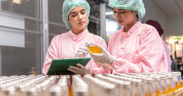 técnico de calidad alimentaria trabajando en una planta de embotellado