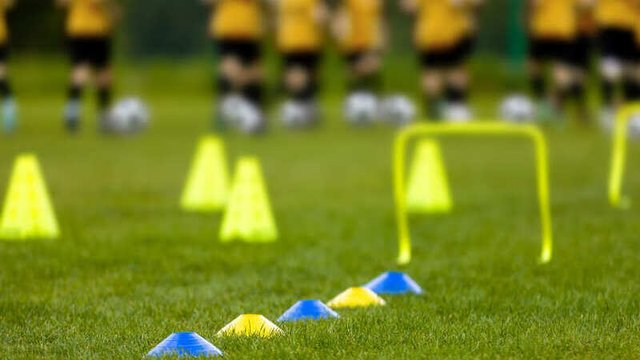 ejercicios de tecnificación en fútbol en un campo