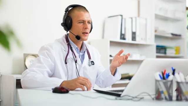 médico escuchando a un paciente durante una sesión de telemedicina