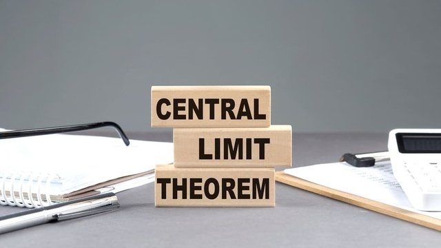 palabra "teorema central del límite" escrito en bloques de madera