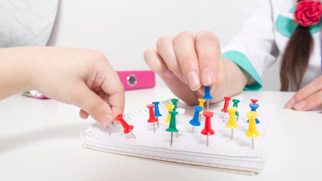 niño realizando ejercicios de terapia psicomotriz trabajando las habilidades motoras y el desarrollo mental