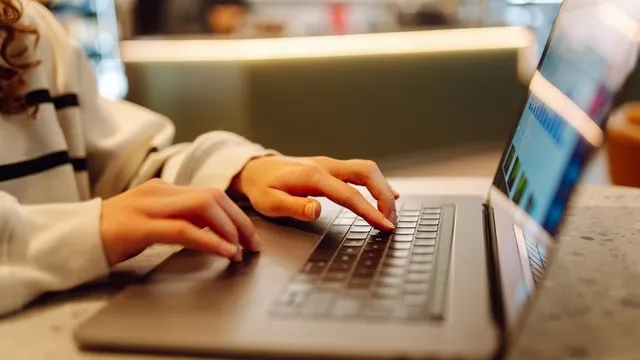 primer plano de unas manos que trabajan en el teclado de un ordenador portátil