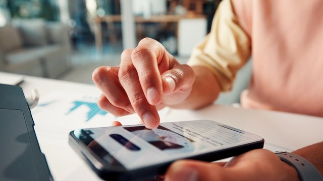 manos de una persona haciendo un test de una app