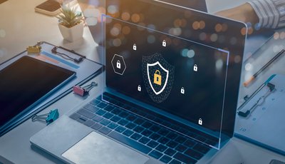 ordenador portátil protegido de ataques informáticos