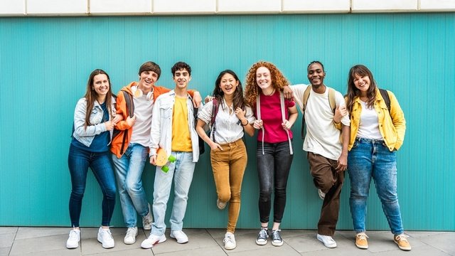 estudiantes posando delante de una pared azul