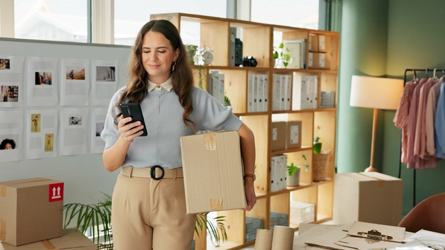 mujer y paquete para la entrega de negocios