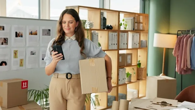 mujer y paquete para la entrega de negocios