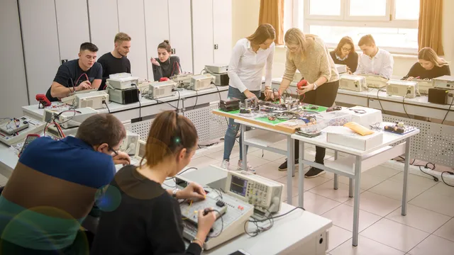 estudiantes de fp realizan una práctica en el aula