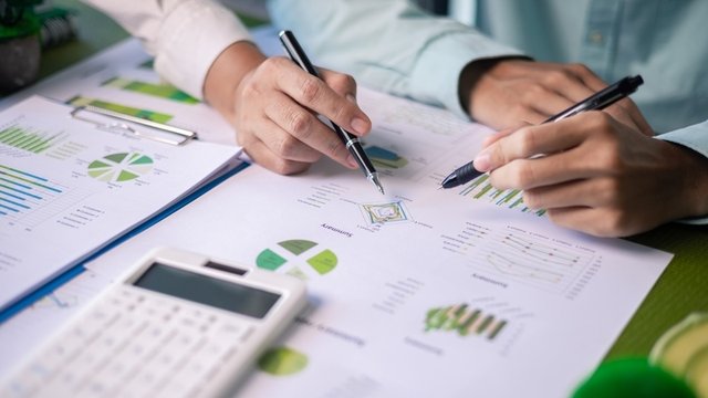 análisis de métricas de rendimiento de edificios verdes durante una reunión de negocios