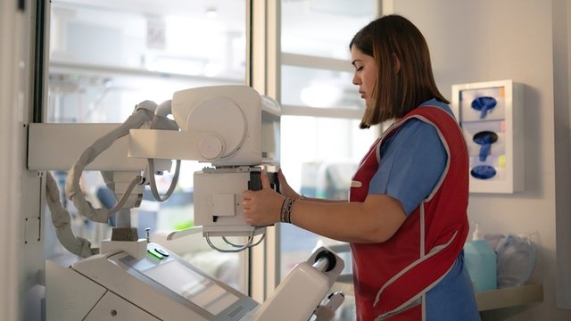 TSID ajusta una máquina de radiografías en la habitación de un hospital