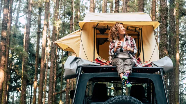 mujer disfrutando de unas vacaciones alternativas