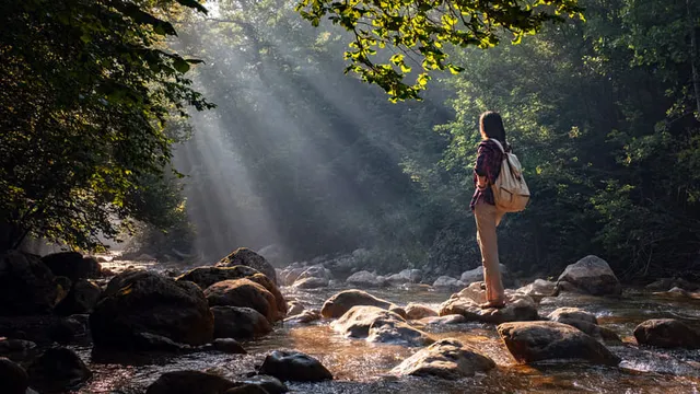 una mujer excursionista rodeada de naturaleza