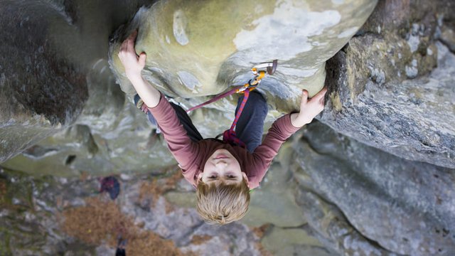 niño escalando en la pared de una montaña