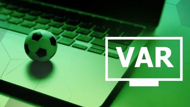 imagen compuesta de un ordenador y un balón de fútbol con la palabra VAR delante