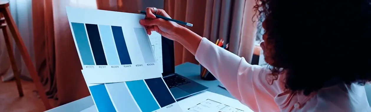 Mujer eligiendo entre una paleta de colores azules para dise&ntilde;o de interiores